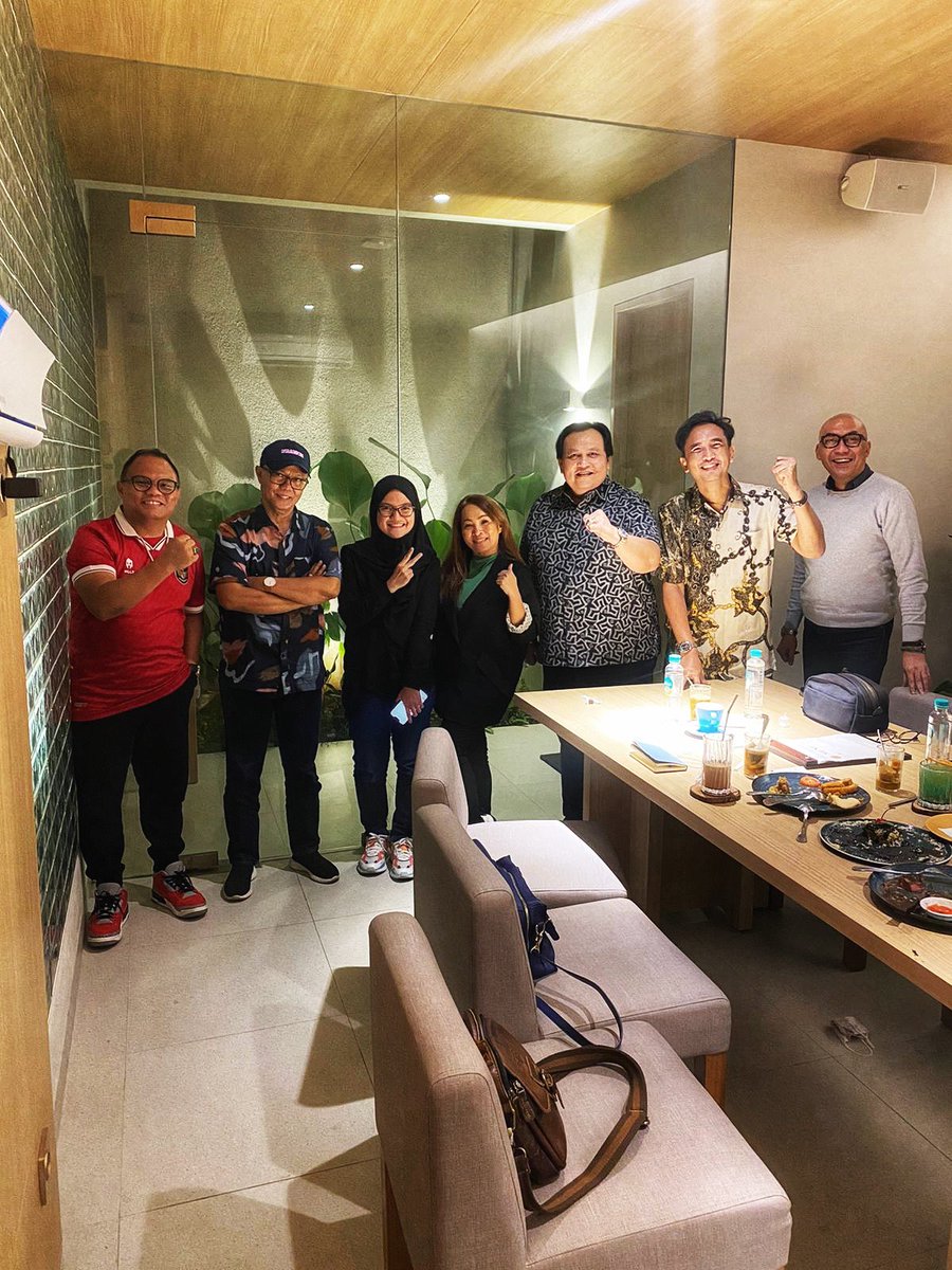 Diskusi mengenai Undang-Undang Hak Cipta bersama Prof <a href="/agussardjono/">Agus Sardjono</a> dan Bang @minola6000 dan <a href="/jeanephialsa/">Alsa pihalsa</a> para pencipta lagu <a href="/riekaroslan/">Rieka Roslan</a> <a href="/piyu_logy/">P I Y U</a> @badaithepianoman ini paham tentang hukum terkait UUHC, jadi kalau ada yang bilang pencipta lagu gak paham UUHC itu salah banget.