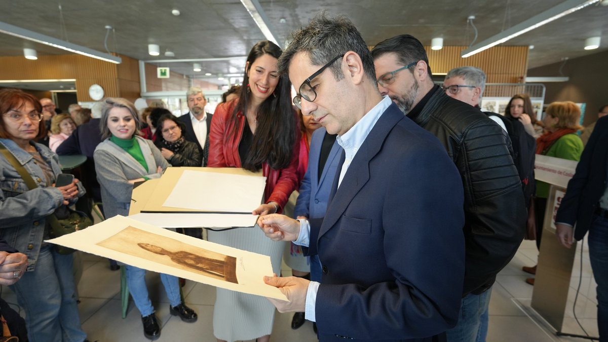 M_Presidencia's tweet photo. “El de hoy es un acto de justicia, memoria y democracia”. Félix Bolaños, en el acto de cambio de nombre de la Biblioteca Luisa Carnés del @Ayto_Coslada.

El ministro ha reivindicado el papel de toda una generación de mujeres que fue vanguardia y soñaba con una España más justa. https://t.co/ppTsCVoi20