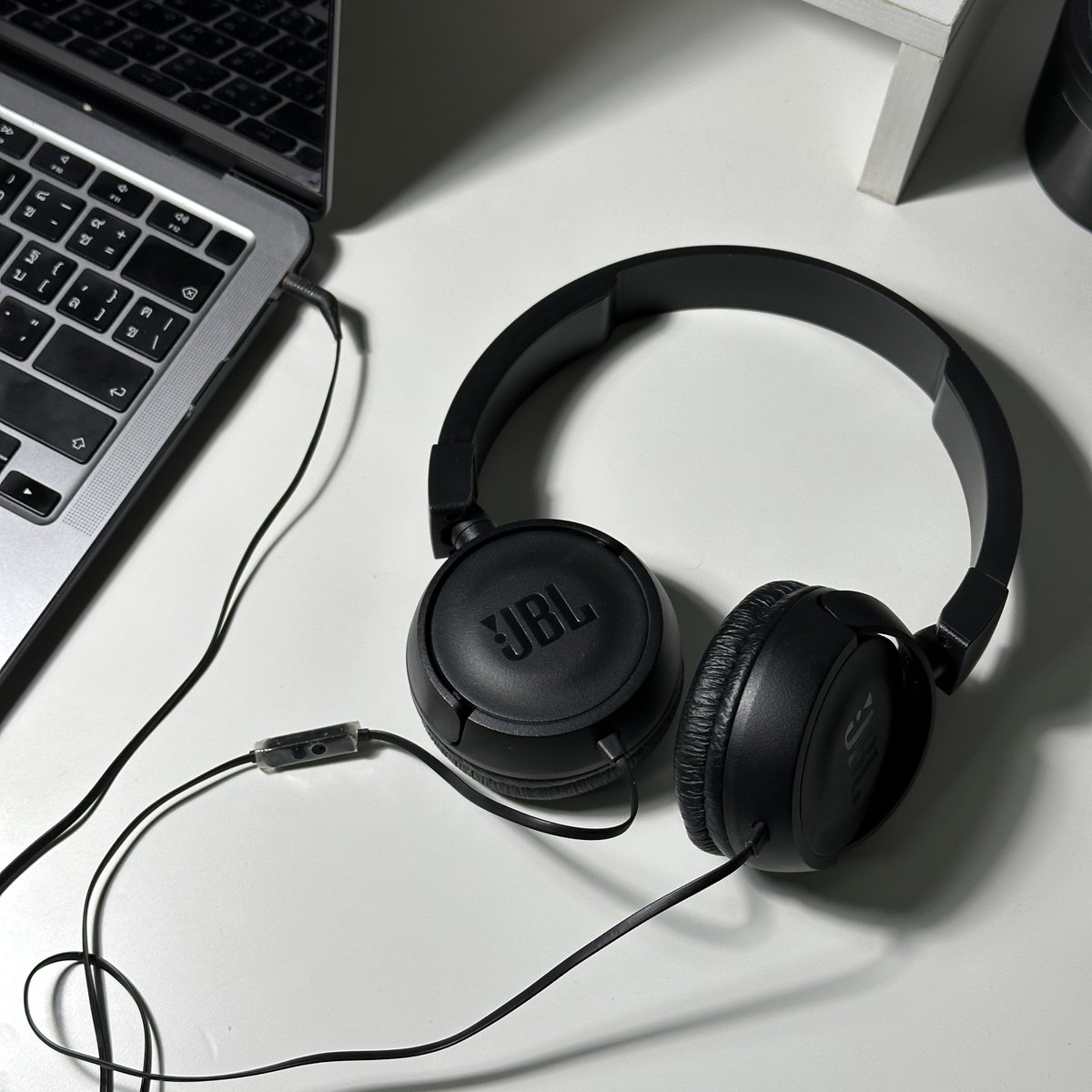 kitdong03's tweet photo. ปล่อย❗️หูฟังครอบ JBL T450 ( มีสาย )
ส่งต่อ 500 .- รวมส่ง❗️( ได้จากศูนย์แท้ 890.- ) 
สภาพดีมาก 98% 
มีกล่องครบ เป็นหูฟังที่ผมใช้เอง 2-3 ครั้ง🥺 
ใครอยากเห็นรูปเพิ่มเติมเดมมาได้ครับ
——————————-
#ส่งต่อjbl #jbl #หูฟัง #Y2K #ปล่อยของมือสอง #ของมือสอง #ส่งต่อของมือสอง #หูฟังครอบหู https://t.co/rUjxclCh0J