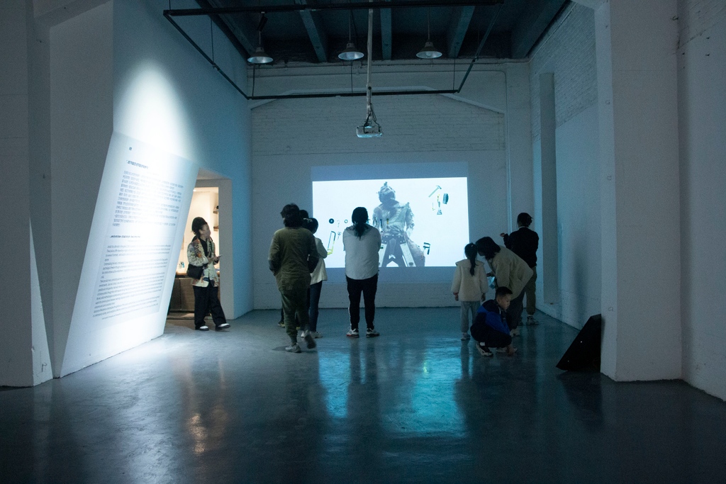 formatfestival's tweet photo. Last Saturday in Chongqing, 501 Xu Art Space successfully launched 'Gestures of Resistance'—this year’s FORMAT23/501 Xu Space collaborative exhibition.
Head to our website for full info about the exhibition.
Images by Yin Hu and Yuhan Liu
#FORMATFestival #FORMAT23 https://t.co/dQLaLt930H