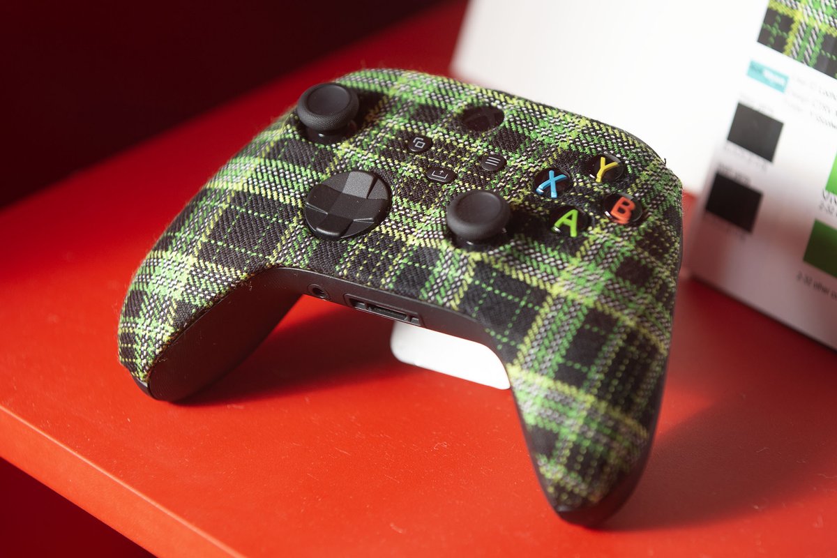 xboxuk's tweet photo. GIEING IT LALDY - our official Xbox tartan controller has a home @VADundee @NicolsonKilts 😍🏴󠁧󠁢󠁳󠁣󠁴󠁿

Check out the "Tartan In Design" exhibit from 1st April 2023-14th January 2024 💚 https://t.co/NLe9u9k2YL