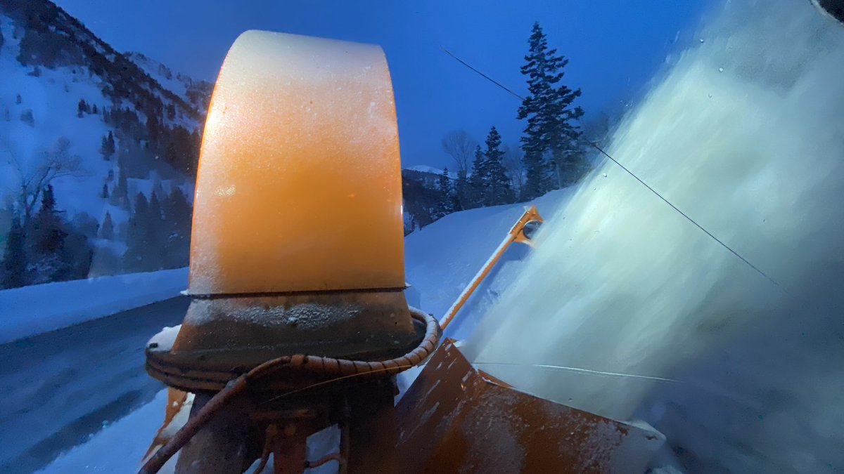 UDOTcottonwoods's tweet photo. 🚧#RoadClosureUpdate🚧 
👋 LCC travelers - #SR210 is CLOSED. @UDOTavy mitigation &amp; roadway operations are underway. 

ETO 9:30am - we will update if a delay exceeds 15 min. 

‼️Please DO NOT block neighborhood access while you wait. 

‼️Expect heavy uphill delays today. https://t.co/h9rL4S9fzA