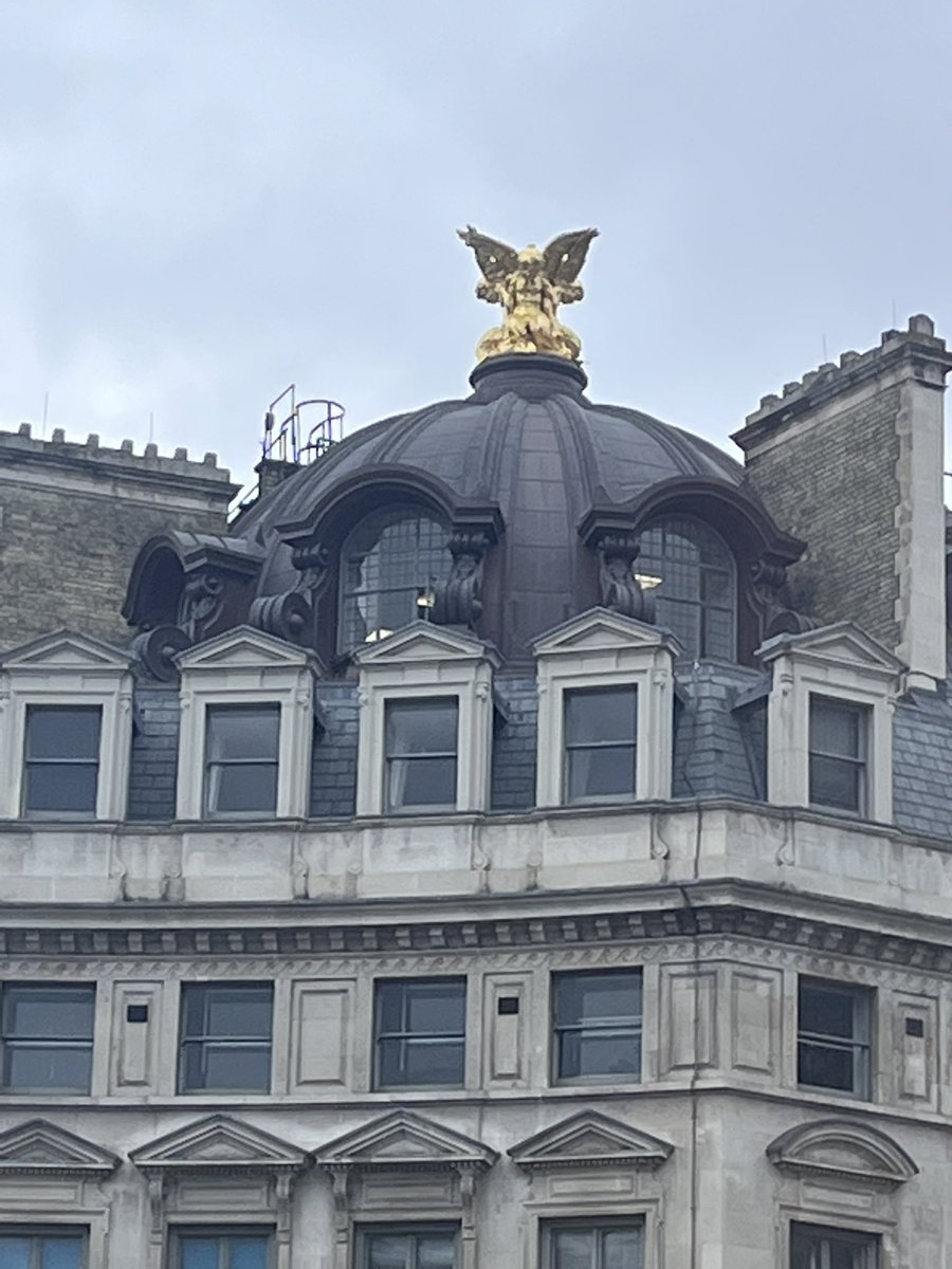 Realitics1's tweet photo. Art on the roof tops of London , look up people their a world waiting to be discovered #fleetst https://t.co/plfhI2jpGT