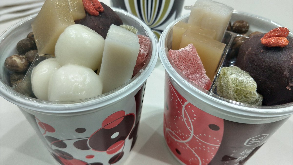 Sachitamaki's tweet photo. 記念写真
和物のスイーツが苦手なのであんみつという物を間近で見たのは初めて👀下に寒天と黒蜜パックが入ってたなるほど
#船橋屋 https://t.co/BXI5xcStK4