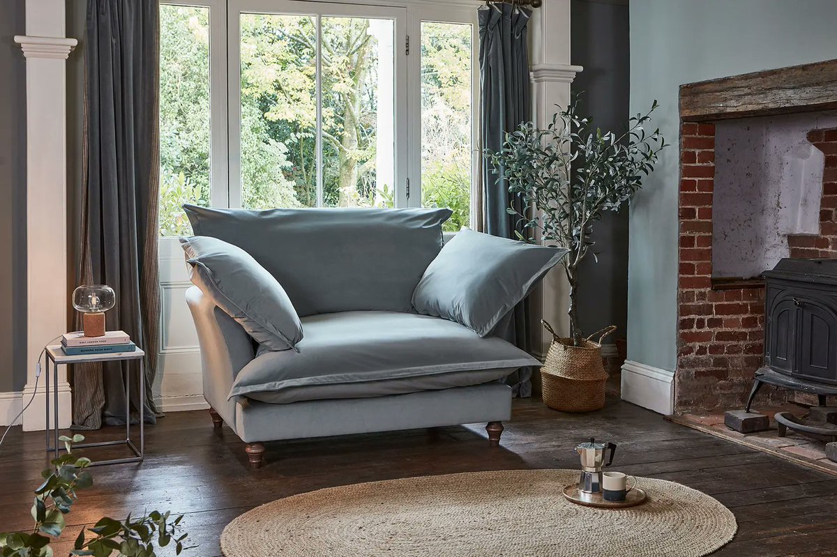 The Amersham allows you to sit back and relax in absolute luxury, with its plump down and latex cushions offering cloud-like comfort. From luxurious linens to decadent velvets and traditional tweeds, choose from our extensive collection of beautiful fabrics .