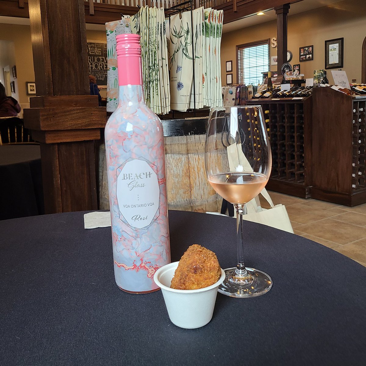 EPICWineries's tweet photo. We've tabulated the votes and the results are in! The winner of March Mac'ness 2023 is... 🥁🥁🥁

@OxleyEstateWine's Pimento Cheese, Corned Beef + Pumpernickle Crumb paired with Riesling!

🥈 - @SprucewoodWine 
🥉 - Vin Winery https://t.co/jbm9M5mEOw