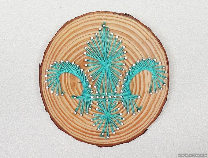 StringArtFun's tweet image. Free Fleur-de-Lis pattern added at String Art Fun website. The design is intended to fit on a round or square wooden plaque with a minimum size of 15 centimetres. stringartfun.com/product/free-f…