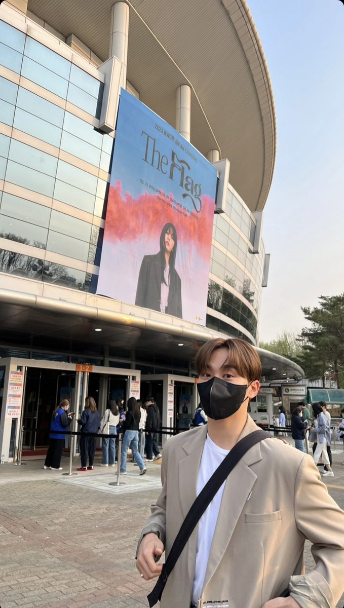 diesisyete's tweet photo. pakiedit nga si seungkwan sa philippine arena kunyare supportive jowa mong kasama manood ng kpop concert 😭 https://t.co/1dyb2pk11C