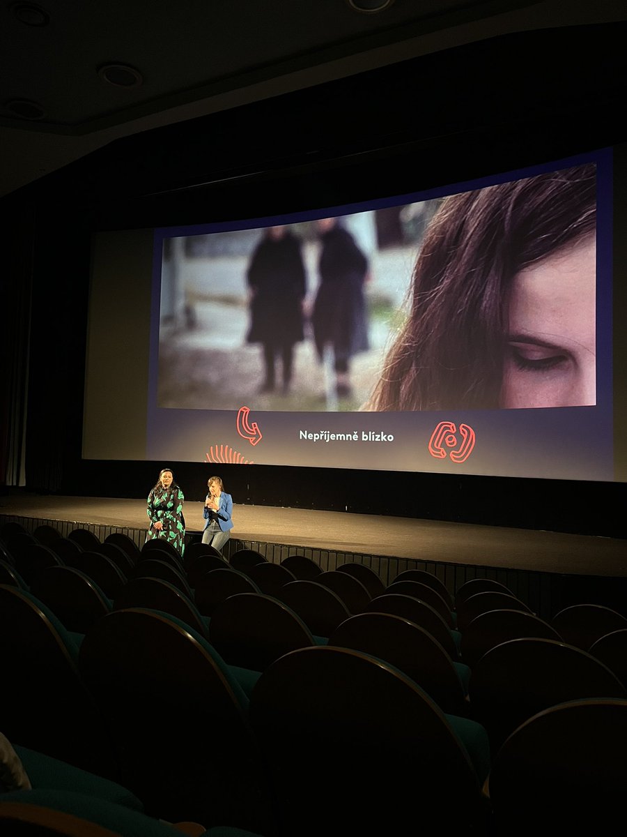 StanHradec's tweet photo. V rámci festivalu Jeden svět k nám zavítaly Michaela Reinöhl Studená a naše poslankyně Barbora Urbanová. 
Jejich projekt "Pod svícnem" upozorňuje na domácí násilí, snaží se o změnu a boří společenská tabu. ❌
Děkujeme jim za nejen za skvělou debatu, ale hlavně za jejich práci. 🙂 https://t.co/L3SaKxhIWX
