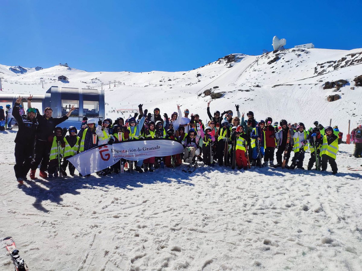 DipgraDXT's tweet photo. Los granadinos siguen disfrutando de la nieve en a través de la Campaña de Esquí ⛷🗻 de la Diputación de Granada 2022-2023 ☃️. Es el caso de estos grupos del CPR Gibalto de #riofrio, del IES Alquivira de #huescar, del Ayto. de #cullar y del CEIP Manuel Morales de #durcal 🎿 https://t.co/OZ8tPBex7h
