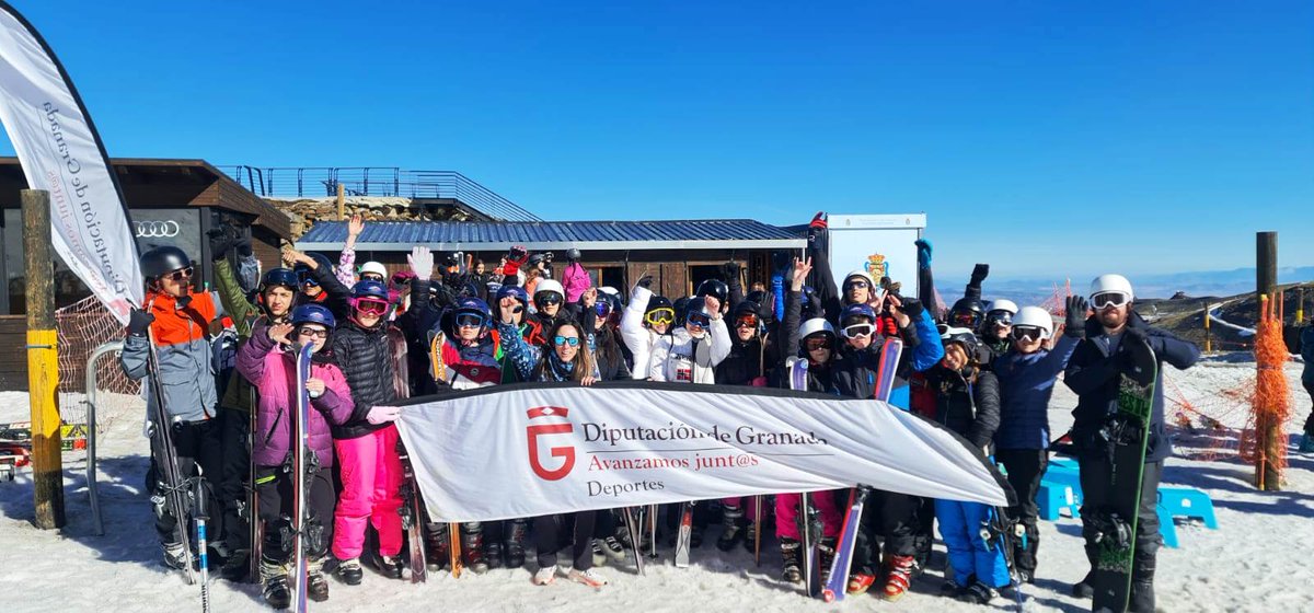 DipgraDXT's tweet photo. Los granadinos siguen disfrutando de la nieve en a través de la Campaña de Esquí ⛷🗻 de la Diputación de Granada 2022-2023 ☃️. Es el caso de estos grupos del CPR Gibalto de #riofrio, del IES Alquivira de #huescar, del Ayto. de #cullar y del CEIP Manuel Morales de #durcal 🎿 https://t.co/OZ8tPBex7h