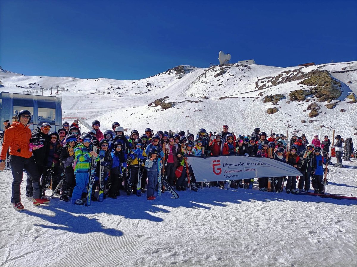 DipgraDXT's tweet photo. Los granadinos siguen disfrutando de la nieve en a través de la Campaña de Esquí ⛷🗻 de la Diputación de Granada 2022-2023 ☃️. Es el caso de estos grupos del CPR Gibalto de #riofrio, del IES Alquivira de #huescar, del Ayto. de #cullar y del CEIP Manuel Morales de #durcal 🎿 https://t.co/OZ8tPBex7h