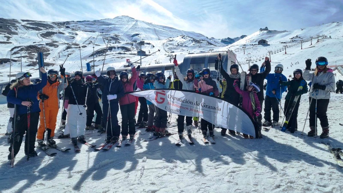 DipgraDXT's tweet photo. Los granadinos siguen disfrutando de la nieve en a través de la Campaña de Esquí ⛷🗻 de la Diputación de Granada 2022-2023 ☃️. Es el caso de estos grupos del CPR Gibalto de #riofrio, del IES Alquivira de #huescar, del Ayto. de #cullar y del CEIP Manuel Morales de #durcal 🎿 https://t.co/OZ8tPBex7h
