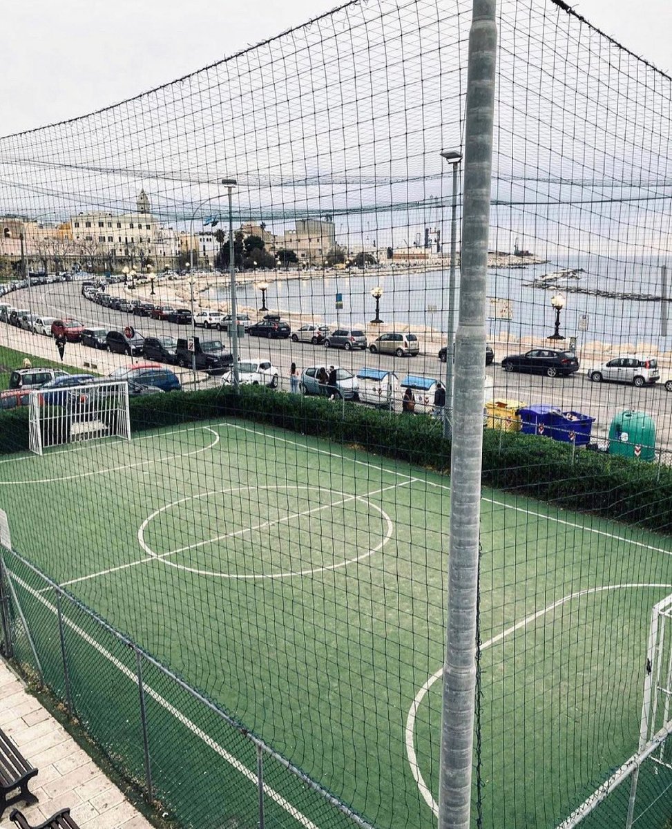 It’s all about the location 🤩

Bari, Italia 🇮🇹📍⚽️
.
📸: tbsputnik IG  #pitchhunters #football