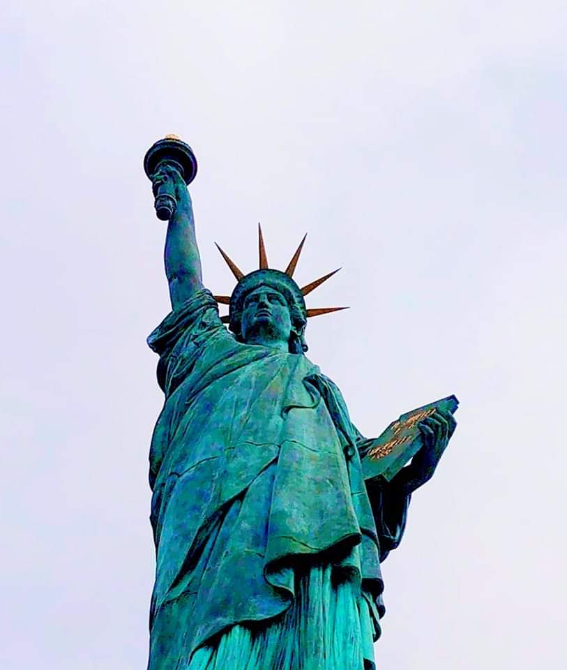 ImproCoLive's tweet photo. C'est impensable !!  
Il paraît qu'ils vont mettre une statue du chef de l'état à la place de la Liberté 😡😭 https://t.co/uszUzUiSic