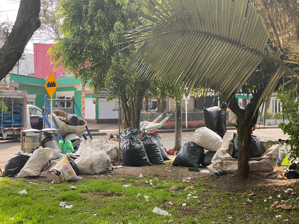 comitemodeliar1's tweet photo. Imágenes de como amanece el barrio #Modelia no hay voluntad ni interés por parte de la administración local ni distrital para resolver un problema urbano tan grave. 
En #Modelia NO gobiernan @ClaudiaLopez @DiegoMaldonadoR https://t.co/sa1xiHfYMo