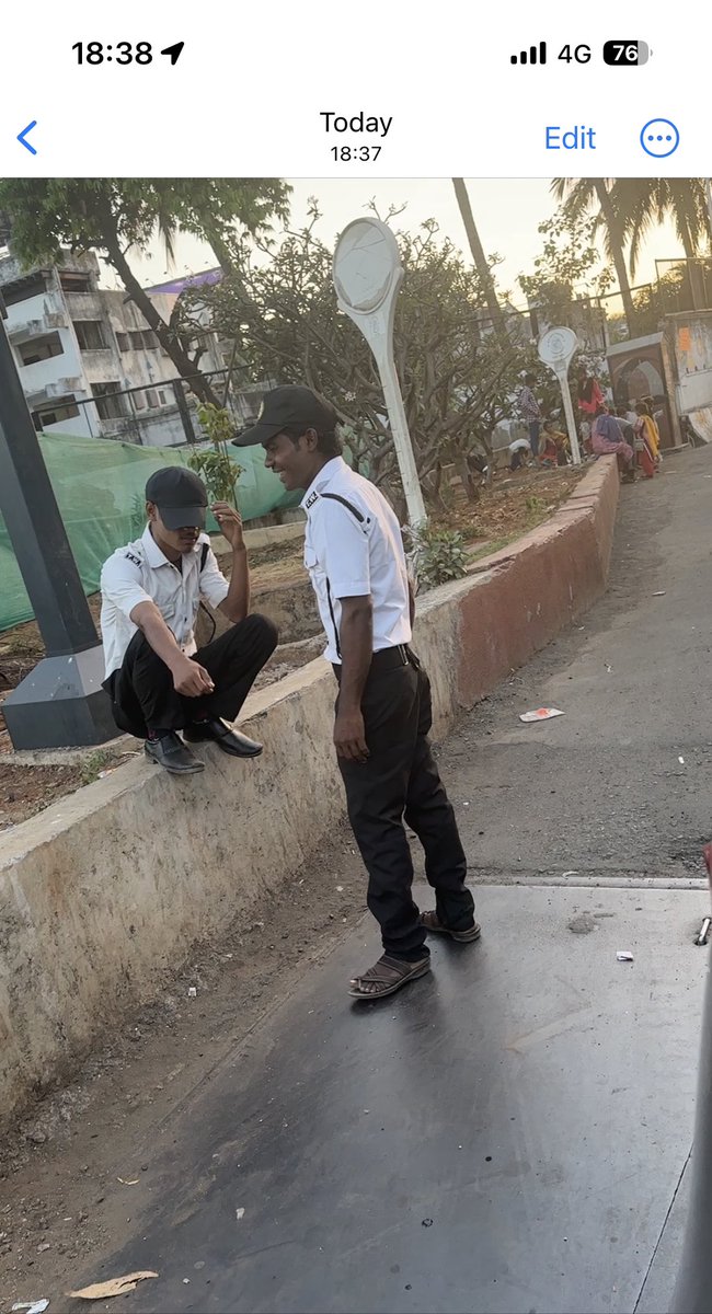 avyabansal's tweet photo. Bandra Masjid Road is experiencing very heavy traffic and the people on duty are not bothered to man the traffic 
@MTPHereToHelp https://t.co/MZhk36myGO