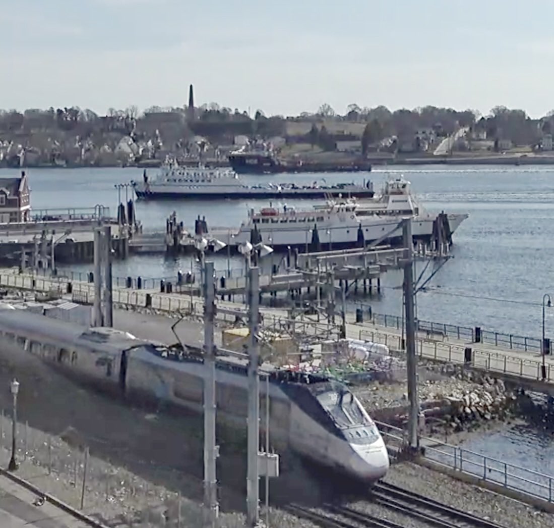 WarshipCam's tweet photo. A lot going on in this shot - but at top HOS Rosebud - offshore supply vessel serving US Navy submarine operations - coming into Groton, Connecticut - March 31, 2023 #hosrosebud
SRC: webcam https://t.co/JzBFhIvQVK