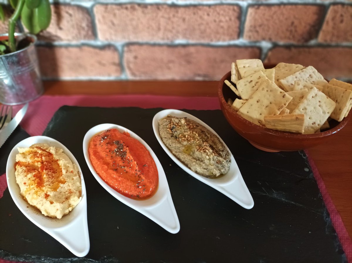 gmez_alicia's tweet photo. Si hacéis el camino De Santiago tenéis que pasar por el Bar de mi familia: TABERNA DO FARRUCO en Furelos km 53. 
El trato increíble, buena musica, la comida muy rica y con mucha variedad vegana. 
Se agradece la difusión, por favor. Nos ayudaríais mucho con un RT 🙏🏼🌱🎒🍻 https://t.co/0N1XbUw4iP