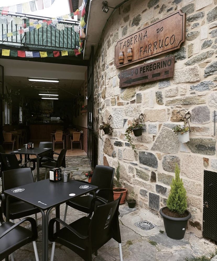 gmez_alicia's tweet photo. Si hacéis el camino De Santiago tenéis que pasar por el Bar de mi familia: TABERNA DO FARRUCO en Furelos km 53. 
El trato increíble, buena musica, la comida muy rica y con mucha variedad vegana. 
Se agradece la difusión, por favor. Nos ayudaríais mucho con un RT 🙏🏼🌱🎒🍻 https://t.co/0N1XbUw4iP