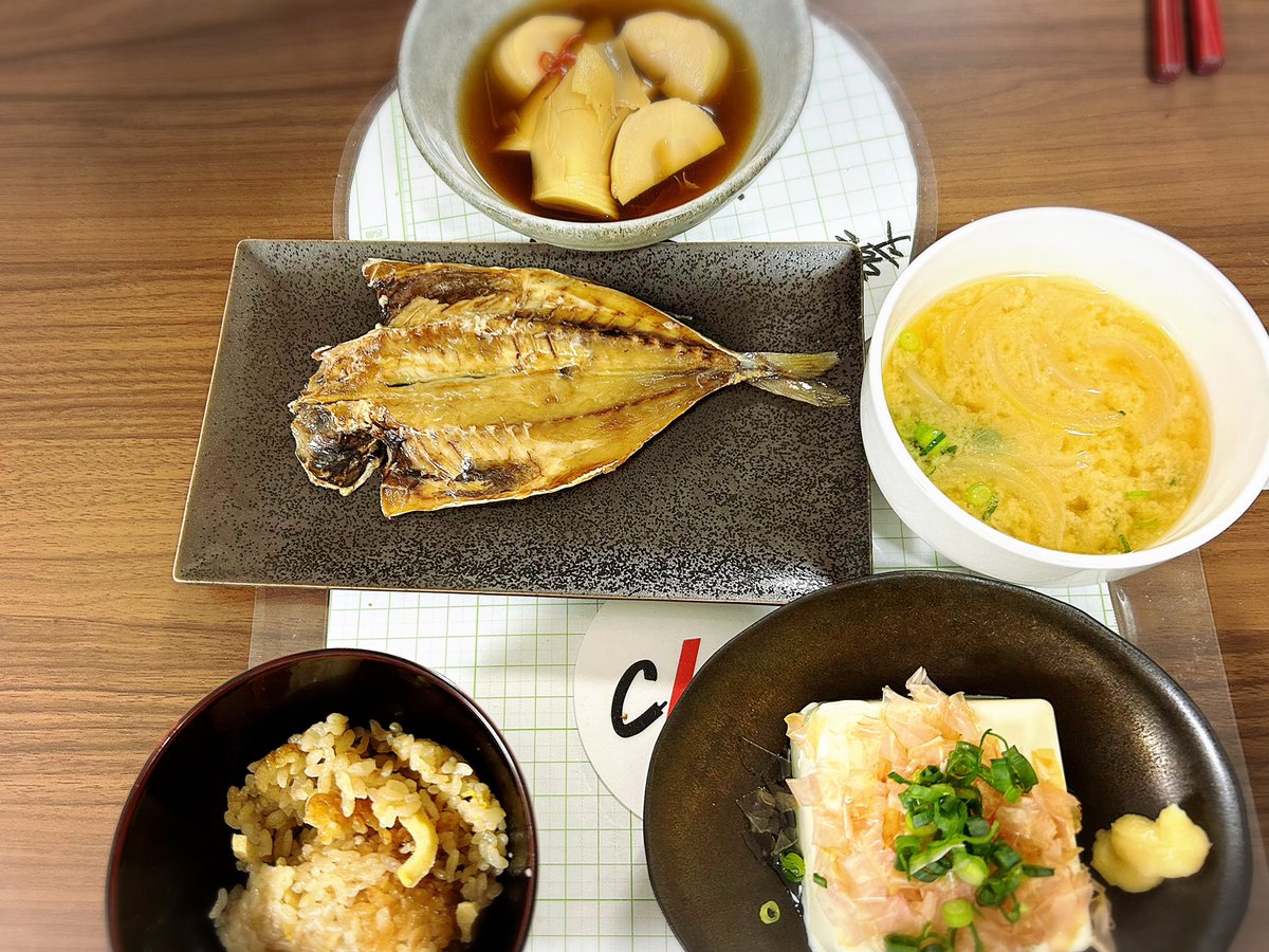 naka_170's tweet photo. 今日は春を感じる💕
#たけのこご飯 
#たけのこの炊いたん 
#あじ 
#あじの開き 
#玉ねぎのお味噌汁
#冷奴 
#和食
#春
#中島亭のごはん 
#料理好きな人と繋がりたい https://t.co/RQtwSzrUEI