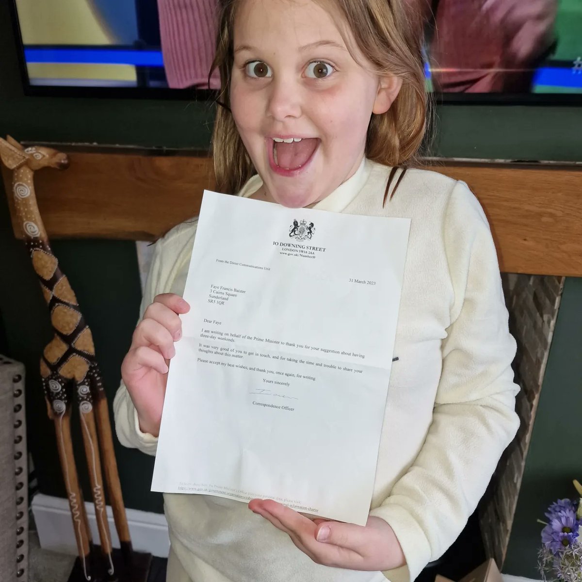 nadine206206's tweet photo. She's over the moon she got a reply ... but furious they haven't answered her question or committed to her suggestion 🤣🤣🤣🤣 @RishiSunak @St_Benets #10DowningStreet #3dayweekends.
A 9 year olds day made 😍👌 https://t.co/EUZRViW2ZX