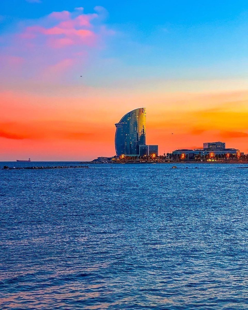 thisis_bcn_ES's tweet photo. 🌺 Con la llegada de la primavera y el buen tiempo, ¡las playas de Barcelona son aún más espectaculares! 🥰
📸 vermllllon (IG)
#visitbarcelona #whotel #torresmapfre https://t.co/jSWwYc6L7w