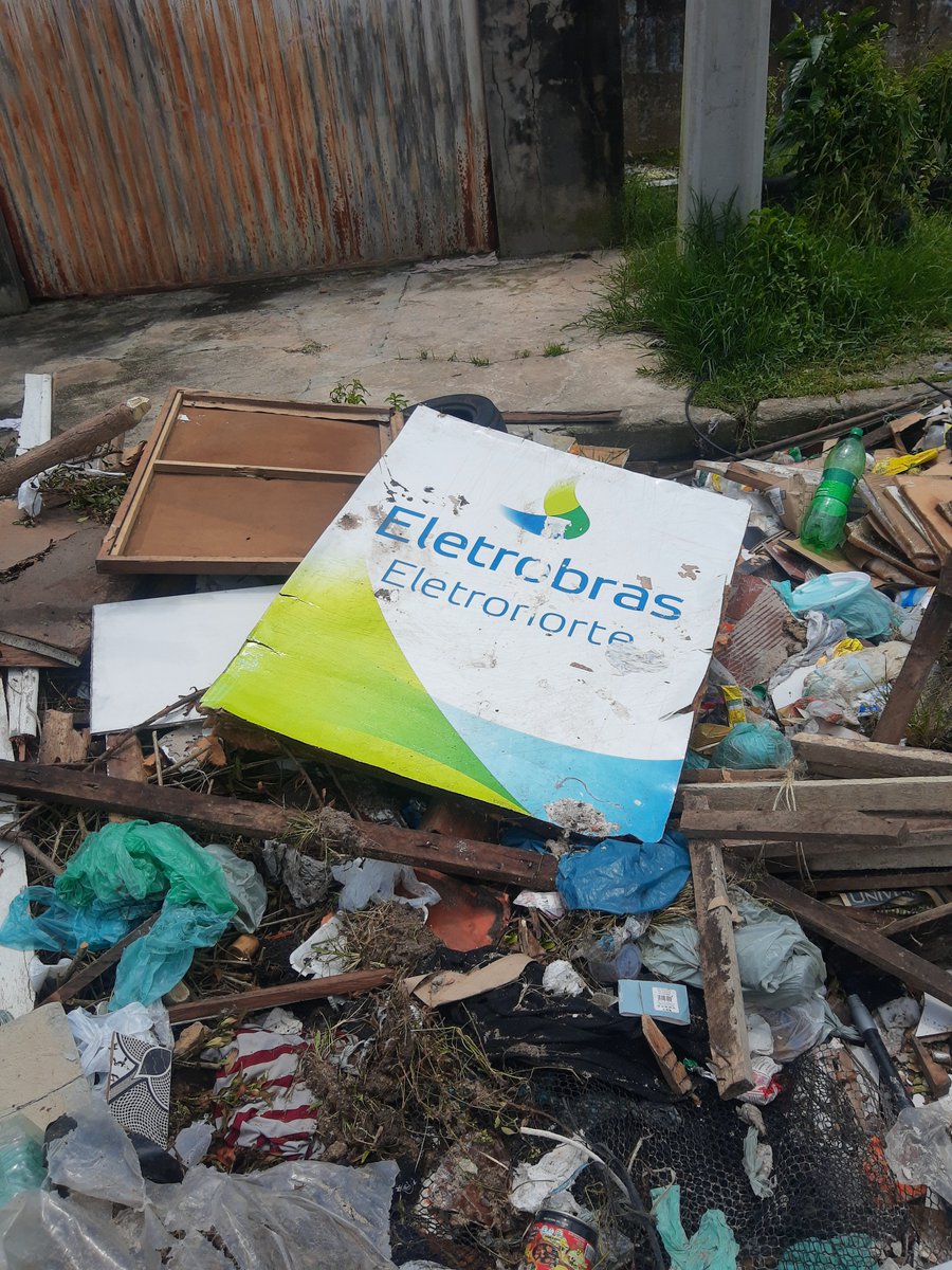 BrflF's tweet photo. @Eletrobras, que bom que vcs cuidam do patrimônio, jogando na rua. E Prefeitura de Belém, que ótimo trabalho de fiscalização e limpeza da rua Gonçalves Ferreira, no bairro do Telégrafo.... só que não. https://t.co/D64KFU0Ola