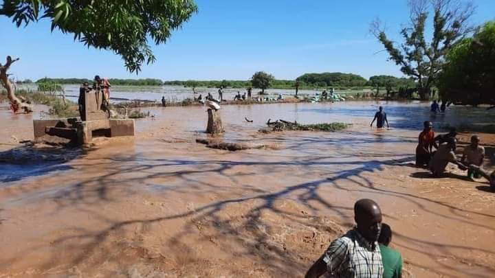 IHDSinstitute's tweet photo. Reports of #ShabelleRiver flooding the villages of #Raqeyle and #BuurFuule in #MiddleShabelle. Casualties and property damages reported. More floods by overflowing Shabelle River are predicted.
@unicefsomalia @WFPSomalia @FAOSomalia @NGOConsortium @SoDMA_Somalia @nasirarush https://t.co/aHJe1FDTmi