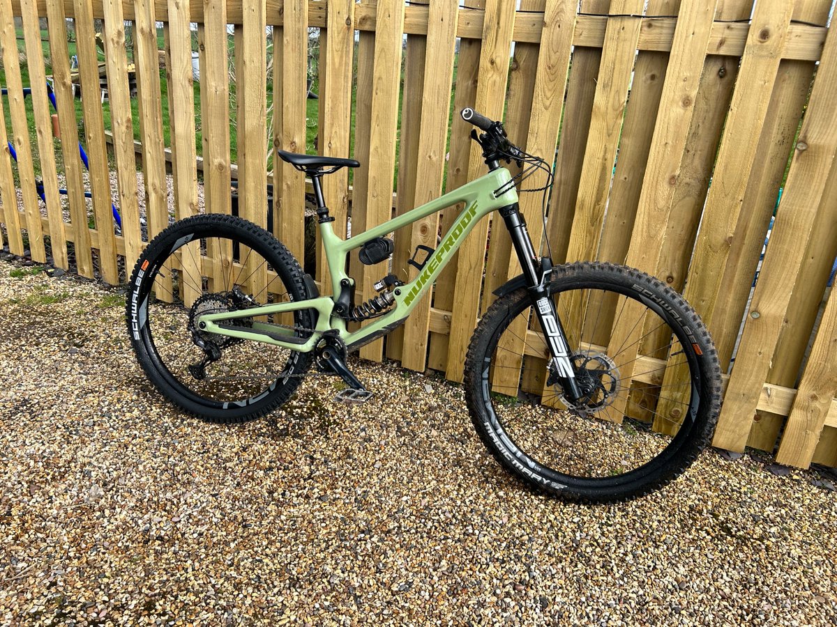 P_HEDGEHOG's tweet photo. The "big dog" is back. New rear tyre and post new air spring for the Zeb. My mate Matt kindly fitted crash/uplift rash replacement decals as well.
Back to Molini in seven weeks. Not that I'm counting or anything #imcounting https://t.co/vpLoAixj5M