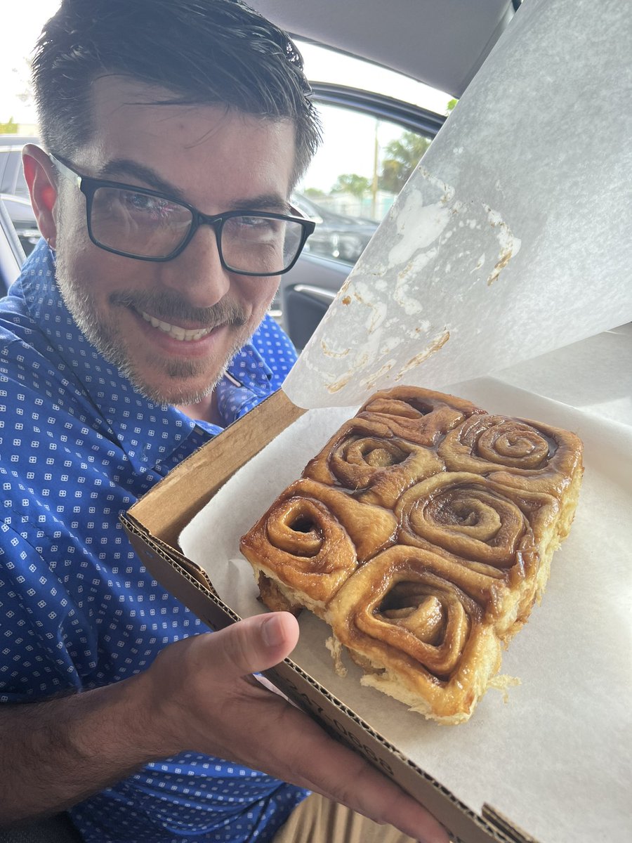 NewStargateFan's tweet photo. Thank you #KnausBerryFarm! My man found his family! ππ€£ππ€£π #CinnamonRoll #TheCinnamonRoll #FloridaStaple #BirthdayRoll #SaturdayVibes #familia #staysticky #extrasticky https://t.co/yja9GGr2wS