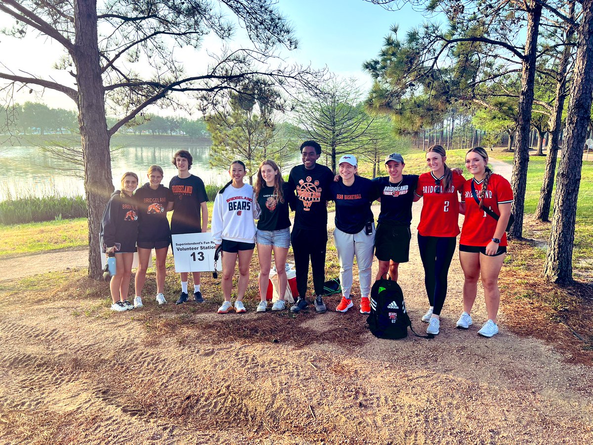 These 2 representing our softball fam at our Superintendent’s Fun Run! So proud of all these athletes coming out to cheer on the runners! #BridgelandBest #BEARS #CFISDFunRun