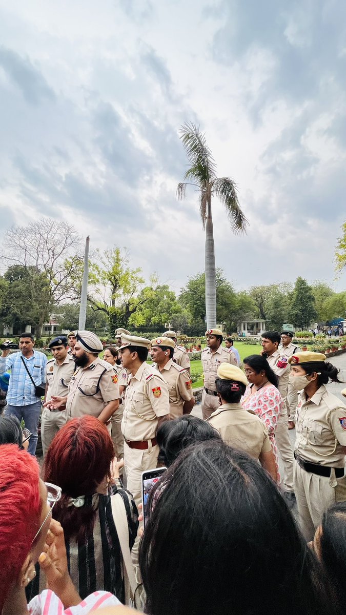 isukritirajput's tweet photo. Who allowed  these many officers to enter our college premises?

And after entering the college, they were recording us!
That too without our consent!!

#justiceforipstudents https://t.co/Hgpdc4t6A2