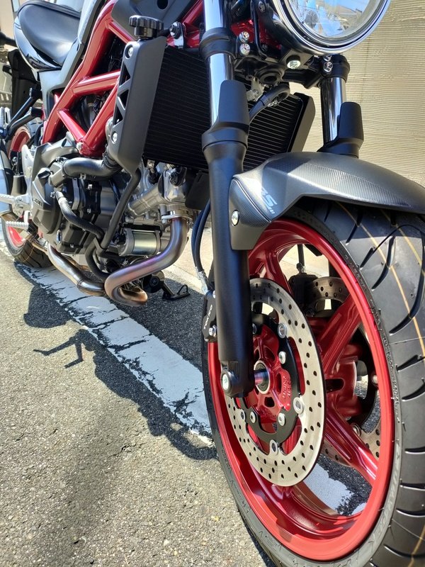 SV650_DRUM's tweet photo. エイプリルフールではありません？！
人生最後の大きなオモチャを買ってしまいました～！
それもカワサキでなく･･･スズキ！

赤いフレームがオシャレです！笑

SV乗りの諸先輩方！
宜しくお願いします！

#スズキ　#SV650
#鈴菌 https://t.co/kZg78teqEd