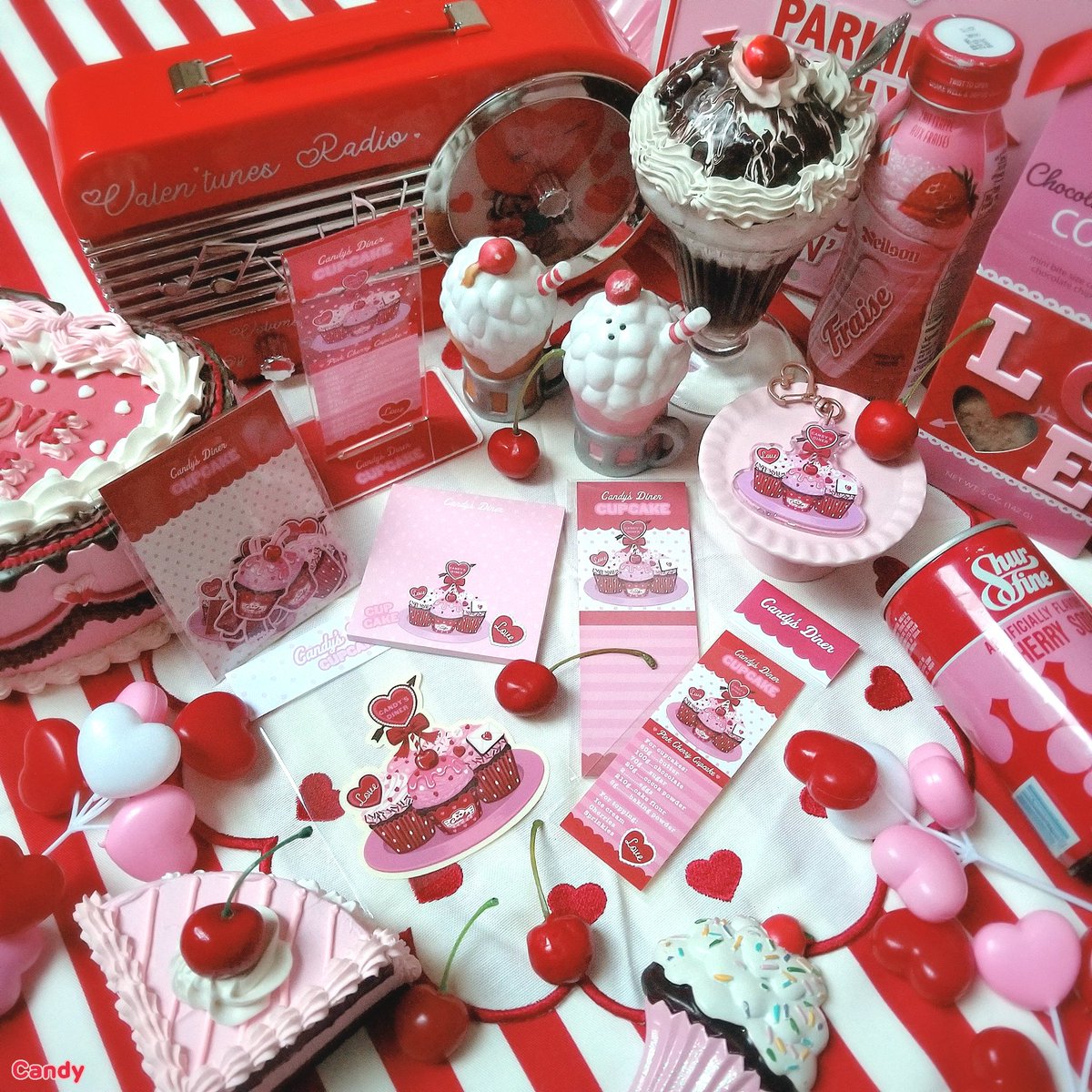 明日4/2(日)21時～BOOTHにて、『CHERRY PIE CLUB』商品を販売致します🍒

🍬Candy's Diner×Miss Lovely Party
Collaboration🎂
💗Be My Valentine Rosette Brooch8点

🧁Cupcakes for lovely dayシリーズ4アイテム
🍽️Cupcake recipeシリーズ3アイテム

candysdiner.booth.pm