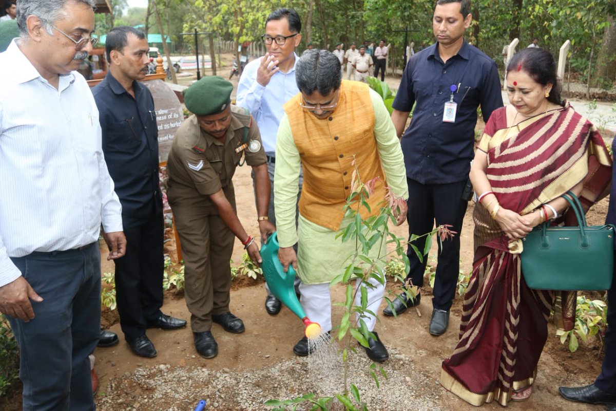DrManikSaha2's tweet photo. Tripura is the home for various species of Orchids.

For conservation of the orchid species, today inaugurated a beautiful state-of-the-art Orchidarium at Oxygen Park, Agartala ahead of the visit of #G20 delegates.

It will be an additional attraction for the tourists. https://t.co/eyFvtYsIeb