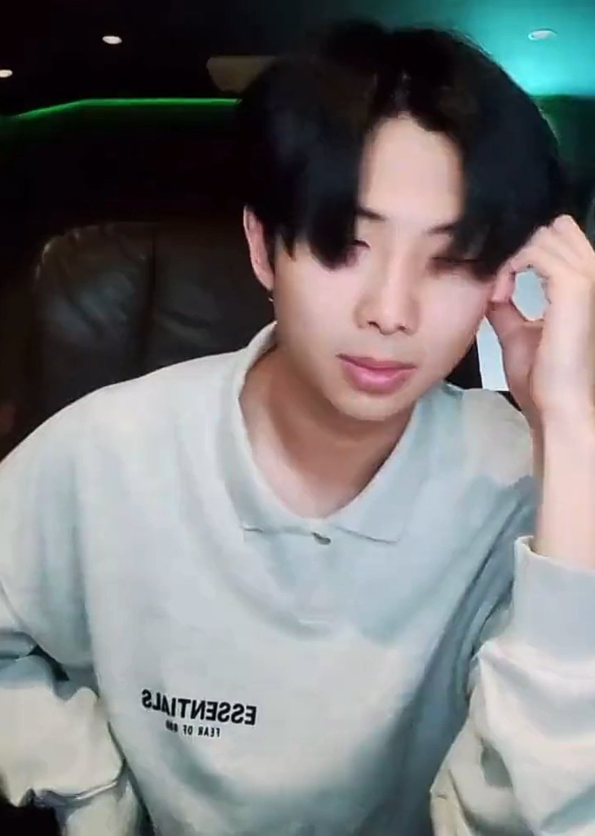 Mensaje de #Namjoon: "Cuando se sientan tristes, solo miren hacia el cielo, estamos bajo el mismo cielo. a pesar de que estamos en diferentes zonas horarias, todavía nos tenemos, nos tenemos el uno al otro. Así que no hay nada que temer, nada que temer, nada que preocuparse. [+]