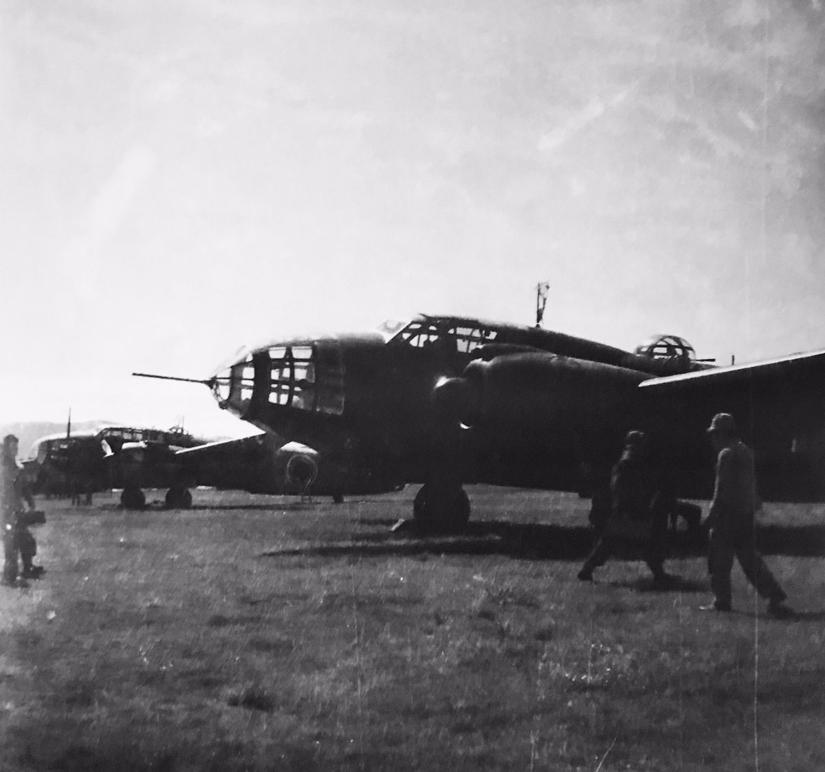 昭和19年10月13日、鹿屋で出撃準備中のK708飛行隊の一式陸攻24型。隊長の長井彊大尉は出撃前に酒を飲み干すと、盃を割って決死の覚悟を示す。機首先端から突き出るのはH-6索敵レーダー。