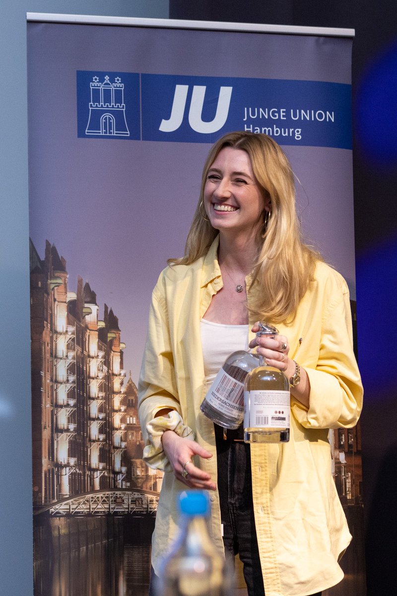 Besuch von den Nachbarn: JU-Niedersachsen-Chefin <a href="/CzychonKaroline/">Karoline S. Czychon</a> ist nicht mit leeren Händen angereist. Das Social Team dankt und hat den guten Tropfen vorsorglich an sich genommen. 👀 #HHT23