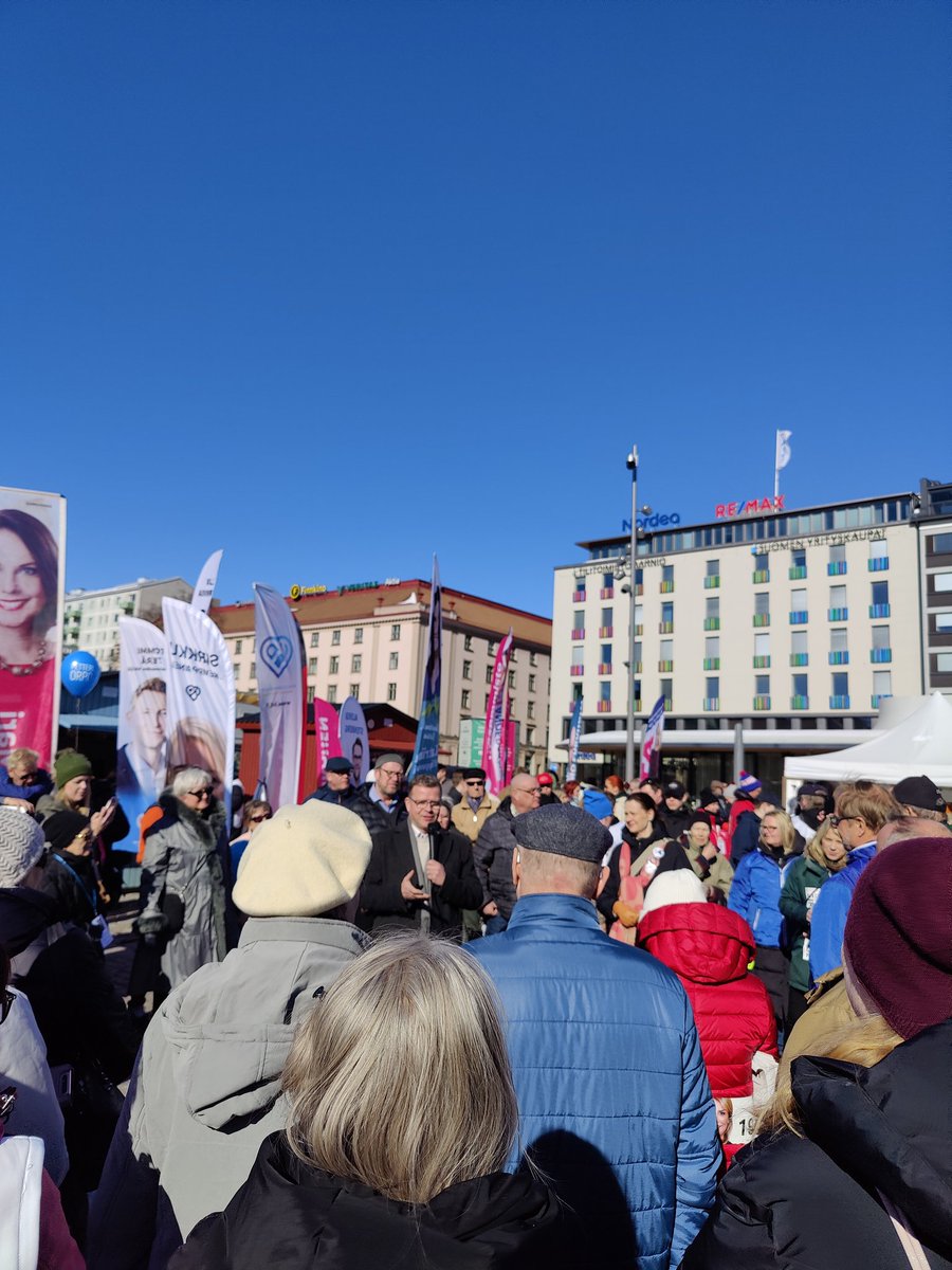 Turun kauppatori oli täynnä ihmisiä kun @PetteriOrpo piti puheen 💙 Huomenna sininen tolppa nousee korkeimmalle! #kokoomus #OikeaAika #eduskuntavaalit2023