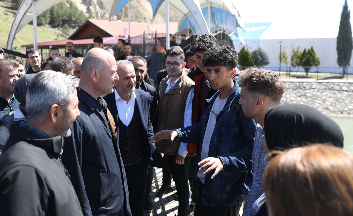 suleymansoylu's tweet photo. 📍Adıyaman Beşpınar Eğitim Kampı

Lise ve üniversite sınavlarına hazırlanan 1.500 öğrencimiz her sabah servislerle bu kampüse getiriliyor.

Kampüs içinde büyük bir kütüphane, spor salonu, derslikler ve yemekhanenin yanında, gönüllü öğretmenlerimizin kalacağı çadırlar da hazır👏 https://t.co/OC6o4FjIds