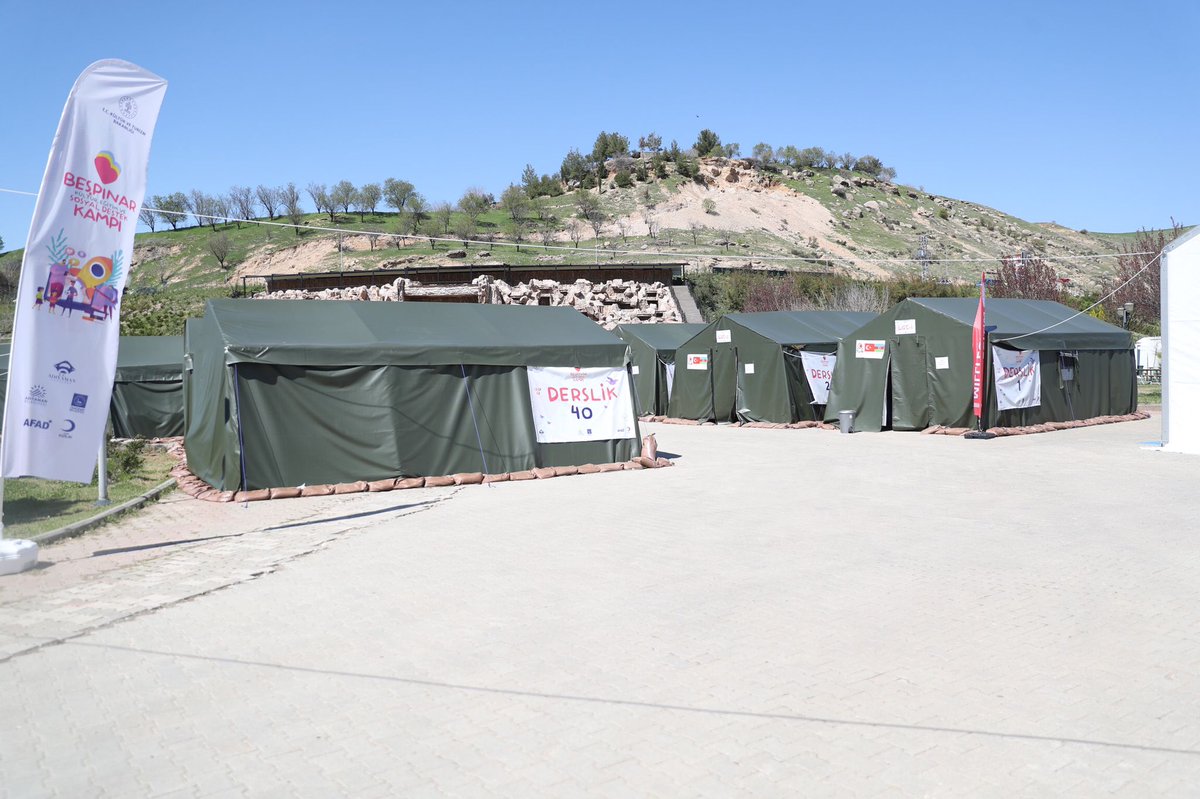 suleymansoylu's tweet photo. 📍Adıyaman Beşpınar Eğitim Kampı

Lise ve üniversite sınavlarına hazırlanan 1.500 öğrencimiz her sabah servislerle bu kampüse getiriliyor.

Kampüs içinde büyük bir kütüphane, spor salonu, derslikler ve yemekhanenin yanında, gönüllü öğretmenlerimizin kalacağı çadırlar da hazır👏 https://t.co/OC6o4FjIds
