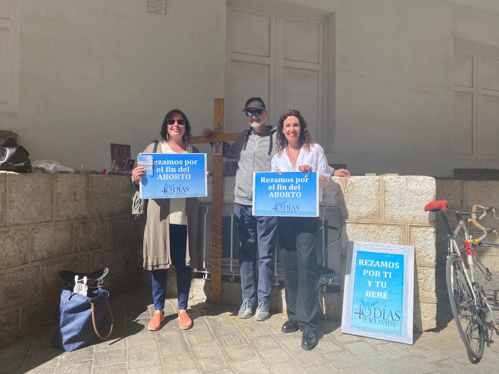 nandagredano's tweet photo. Sábado de pasión y seguimos rezando por la vida. 🙏🏻💙
Es la recta final de la campaña pero la ilusión por despertar conciencias y rezar por el fin del aborto sigue intacta. 
#rezaporelfindelaborto #SiAlaVida #unahoraunavida https://t.co/Ad5Pfo8C6d