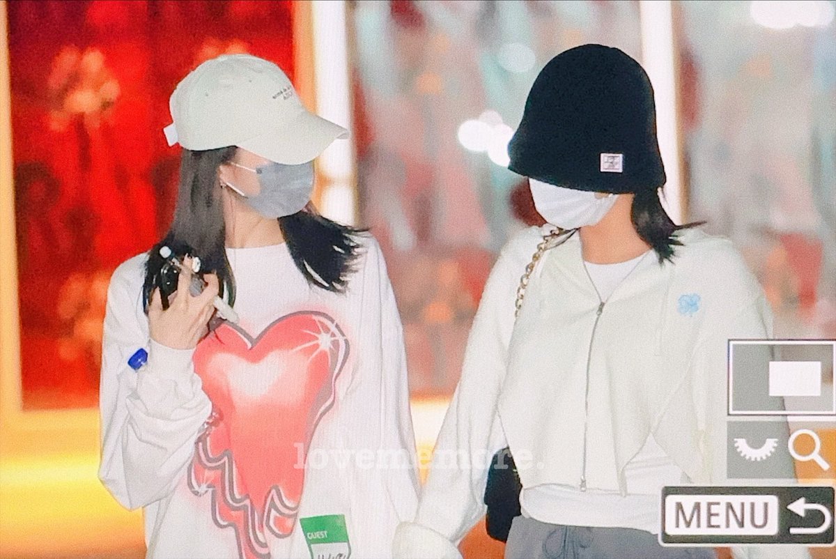 doitforourtwice's tweet photo. Sana fue al concierto de Red Velvet junto a Miyeon de (G)I-DLE. Ambas tomaron el mismo carro al momento de irse ♡ https://t.co/A9BPQMuVZC