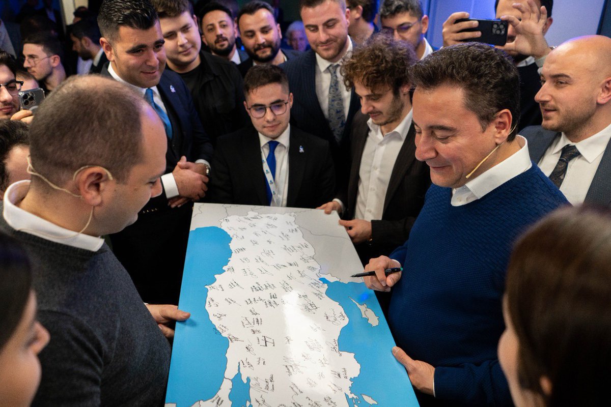 15 Mayıs itibariyle Gençlik Eylem Planımızı uygulamaya koyacağız.
 
🌱Kamuda işe alımlarda mülakatı kaldırıp objektif kriterleri ve liyakatı esas alacağız.
🌱 İş arama, yerleştirme ve eşleştirmede blokzincir ve yapay zekâ teknolojisinden yararlanacağız.  

Yüzler daima gülecek☺️