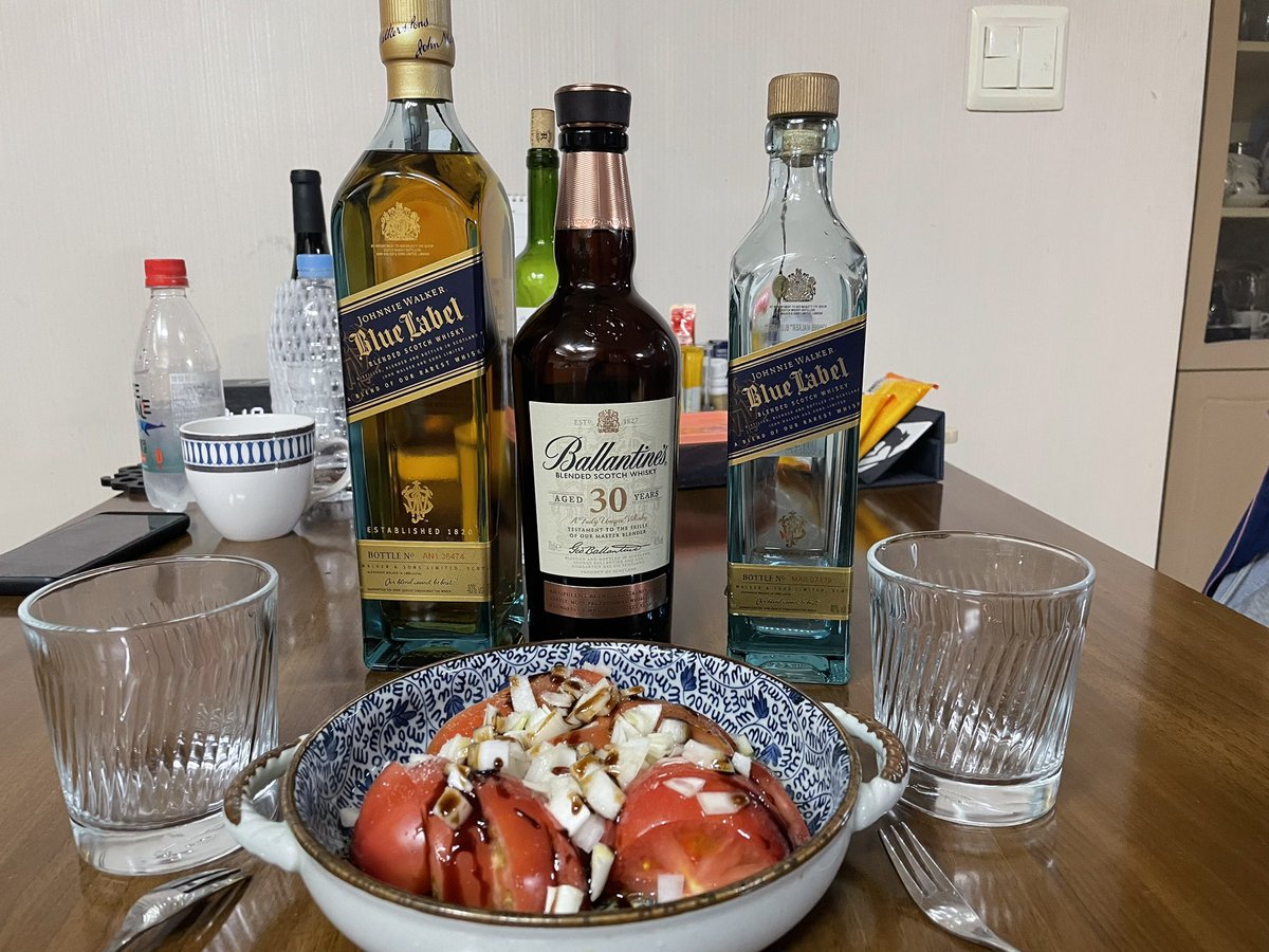 걷기 좋은 하루. 
이만보 걷고 들어와 결혼기념일 축하주로 마무으리