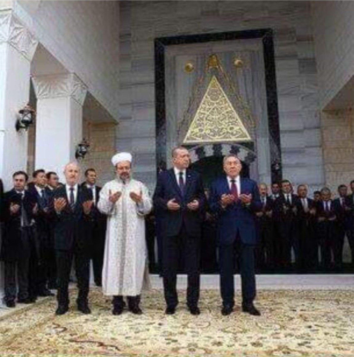 Sayın Kılıçdaroğlu seccadeye bastı diye yaygara koparan saray enikleri,
Bakın burada ne var .
👇👇👇