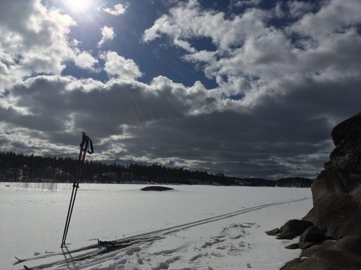 MFohlin's tweet photo. Ei hullumpi hiihtopäivä huhtikuussa😎☀️
#umpihankihiihto #saimaa https://t.co/5b1CXWn6Qj