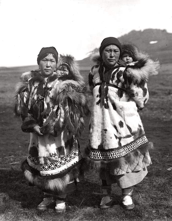 ChitkwesuManetu's tweet photo. Inuit women and children. 1922. Wainwright, Alaska. Source - Denver Museum of Nature and Science. https://t.co/45MoVHHeJl