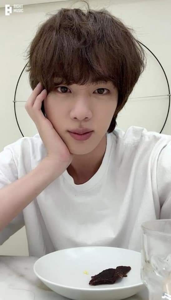 Agust_die97's tweet photo. Seokjin ofcourse came to celebrate April Fools day with us 😭😭 what a sweetheart 😭

He is so beautiful. It's like he has a natural blush on I miss him so much🥹

Bare faced Seokjin is literally the most beautiful, handsome and prettiest,😭💜

#jinbts #BTSJIN https://t.co/6m5uLIjXLF
